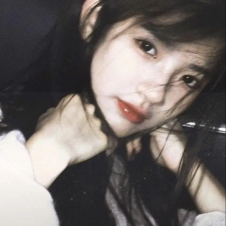 与一位女士合影